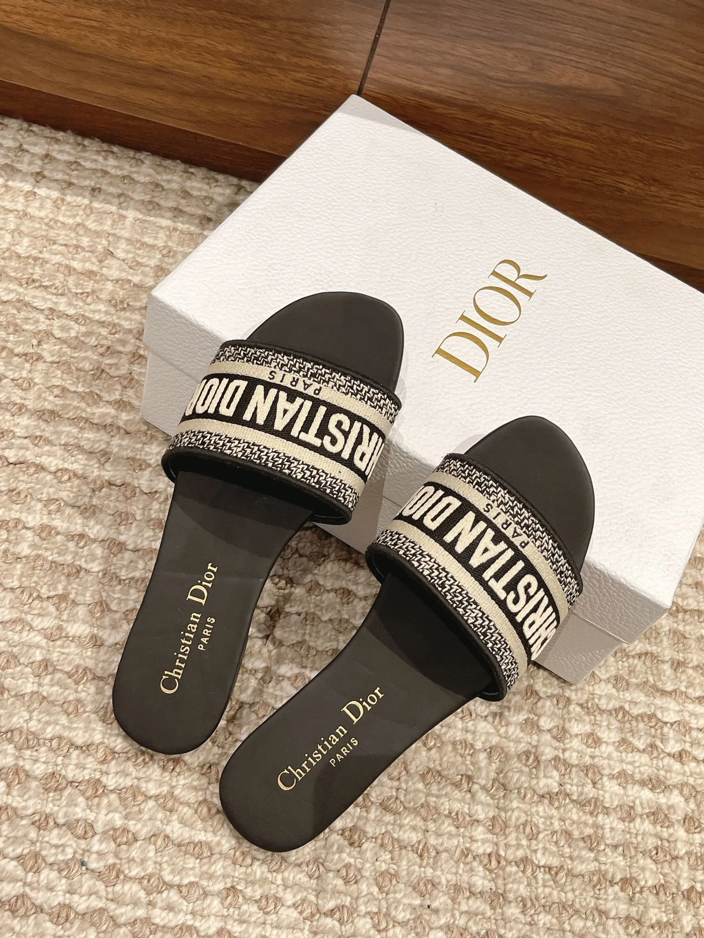 👟👟Ex-factory price 360👟👟 Dior slippers CD•Dior women's presbyopic embroidered leather-soled slippers ✅Christian Dior has always been synonymous with magnificence and elegance, and has always been at the top of the fashion palace. Of particular note: the embroidered pattern on the sole, which reproduces one of Christian Dior’s cherished symbols. ✅Original pattern packaging ✅Upper: selected embroidered cotton ✅Inner lining: imported sheepskin ✅Outsole: original genuine leather sole ✅Number of codes: 35-40 (40 41 42 custom-made are not returnable)